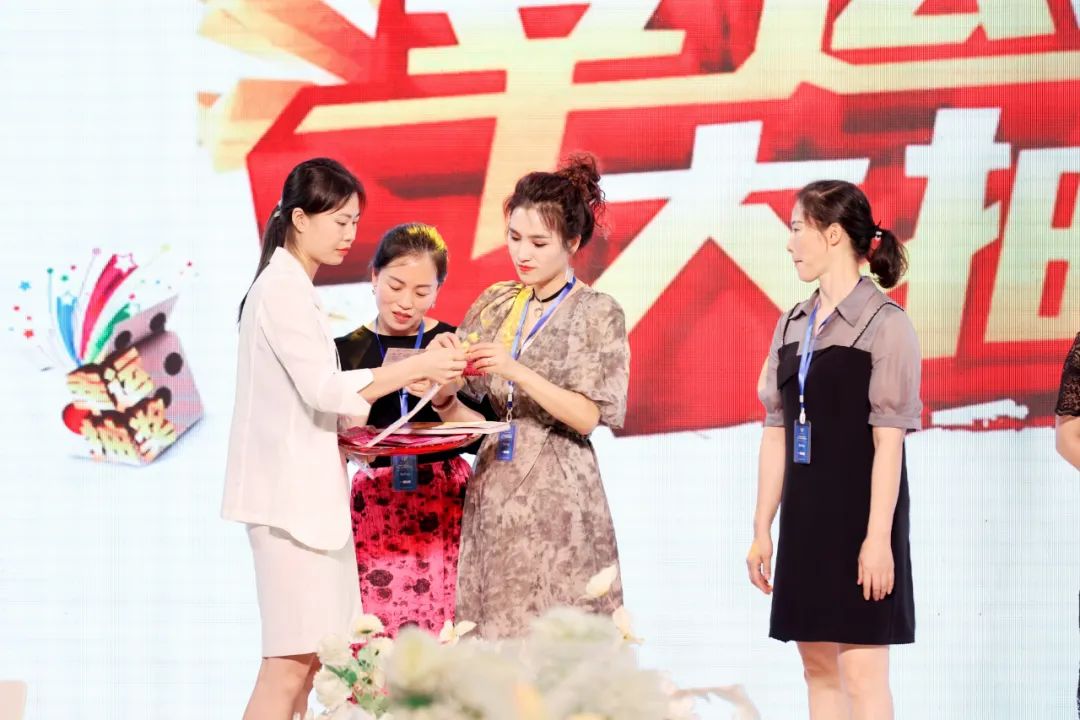 名媛紀要丨3+1新產品系統發布會暨九寨之旅,完美收官 名媛紀要丨3+1新產品系統發布會暨九寨之旅,完美收官